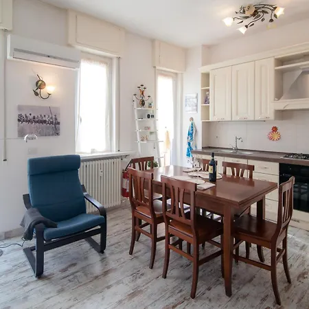 Casina, Close To Train Station Apartment *