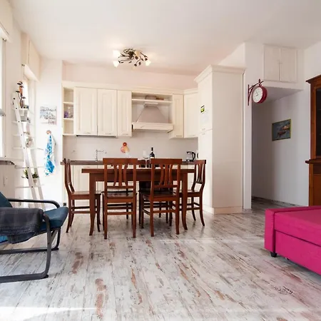 Casina, Close To Train Station Apartment *