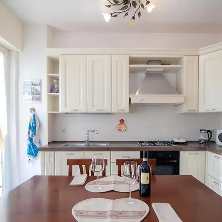 Daire Casina, Close To Train Station *
