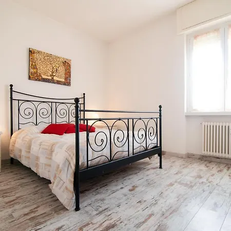 Daire Casina, Close To Train Station *